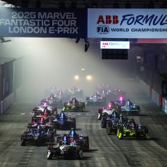 LONDON, ENGLAND - JULY 26: Mitch Evans of New Zealand driving the (9) Jaguar TCS Racing Jaguar I-TYPE 7 leads the field into turn one at the start during the London E-Prix, Round 15 of the 2025 FIA Formula E World Championship at ExCel London on July 26, 2025 in London, England. (Photo by Joe Portlock/LAT Images)