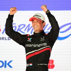 TOKYO, JAPAN - JULY 26: Race winner Nyck de Vries of the Netherlands and Mahindra Racing celebrates on the podium after the Tokyo E-Prix, Round 15 of the 2026 FIA Formula E World Championship at Tokyo Street Circuit on July 26, 2026 in Tokyo, Japan. (Photo by Takashi Aoyama/LAT Images)